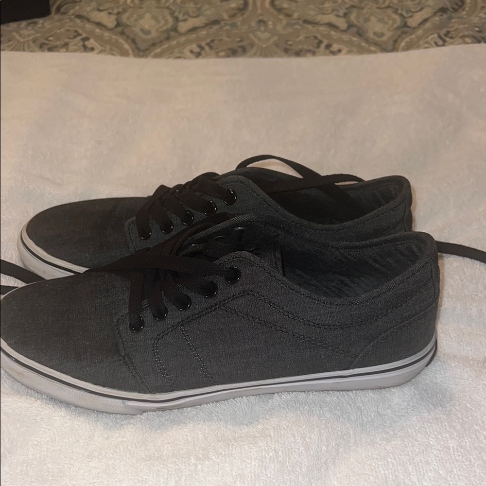 Tony Hawk Black Sneakers with Classic Skate Style